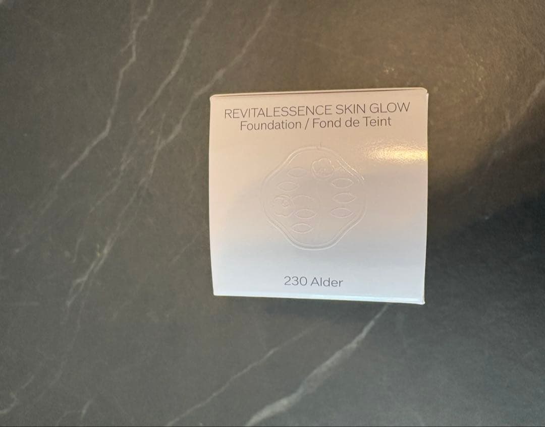 【新品未使用】　SHISEIDO エッセンススキングロウファンデーション　230